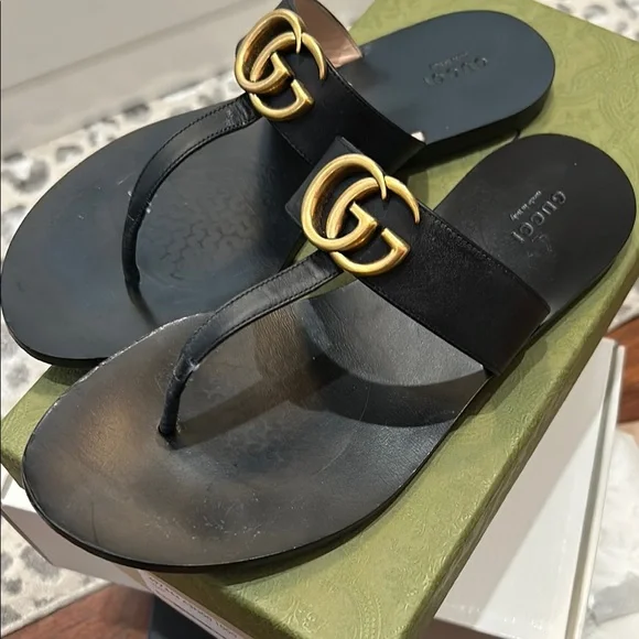 AUTHENTIC Gucci Black Thong Sandals with Gold Accent - Picture 4 of 9
